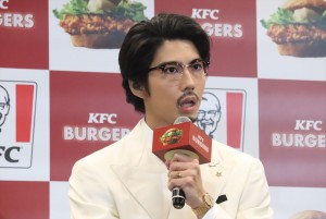 「ケンタッキーバーガー本気宣言」発表会に登壇した賀来賢人