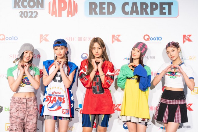 「KCON 2022 JAPAN」レッドカーペットに出席したNewJeans