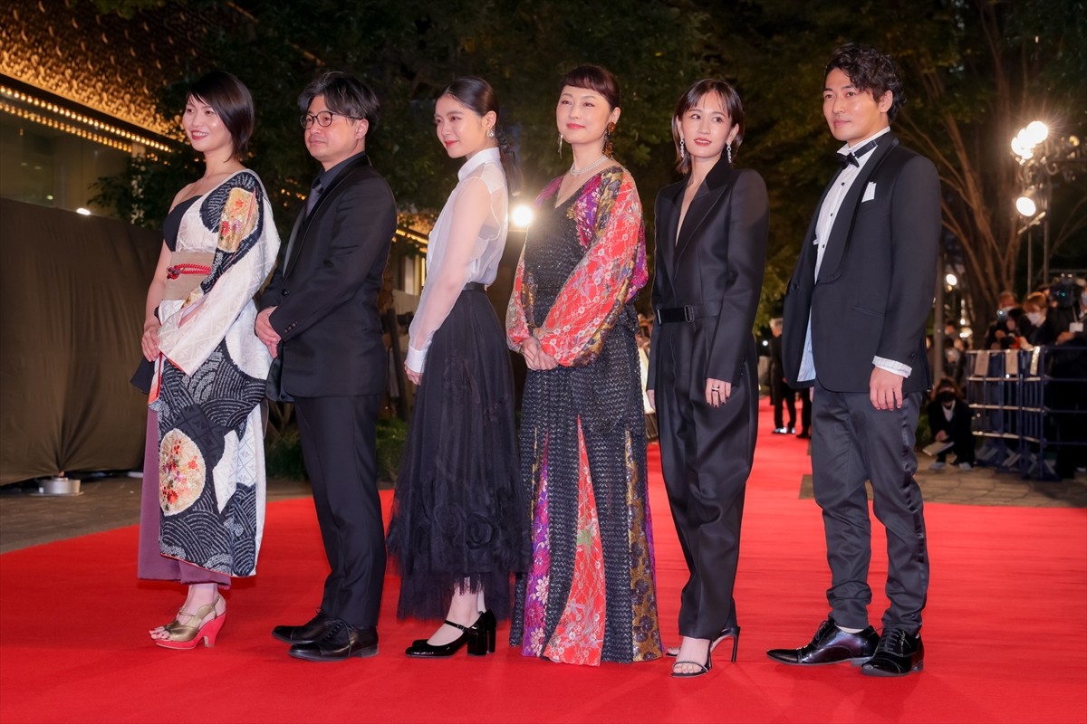 前田敦子、深Vネックスーツで輝く美しさ！　笑顔でファンサービスも＜第35回東京国際映画祭＞