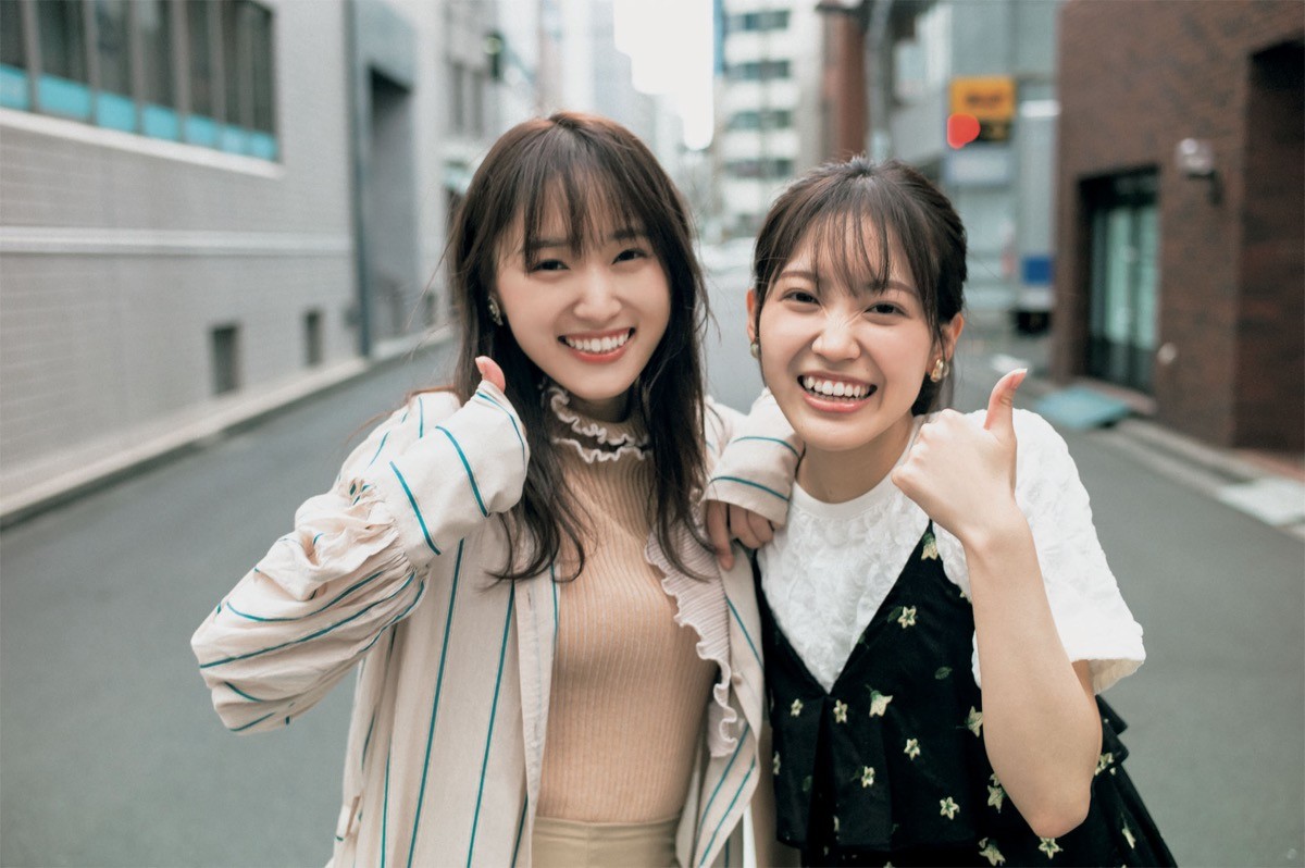 (左から)菅井友香、松田里奈 櫻坂46 菅井友香卒業写真集『大切なもの』より