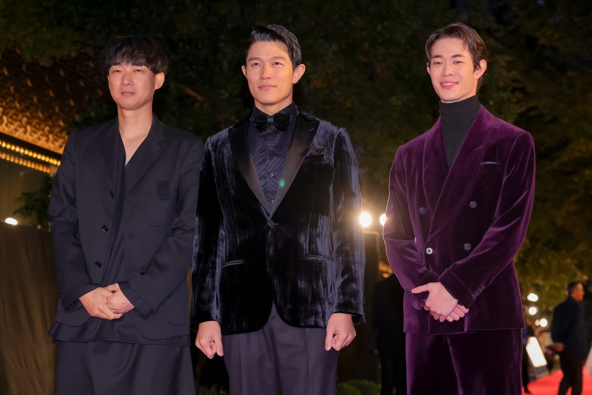 鈴木亮平＆宮沢氷魚、シックなスーツ姿で魅了！　身長180cm超えの見事な着こなし＜第35回東京国際映画祭＞
