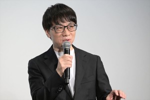 新海誠監督、映画『すずめの戸締まり』初日舞台挨拶に登場