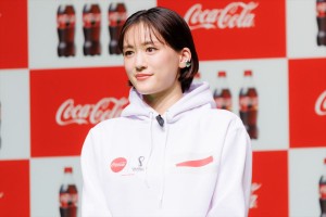 綾瀬はるか、「コカ・コーラ」FIFA ワールドカップ 開催国ボトル発売記念イベントに登場