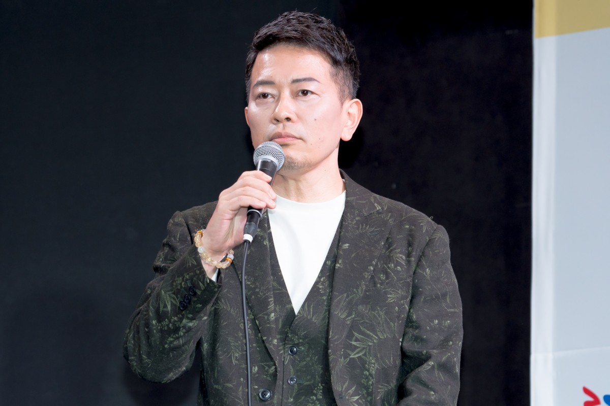 宮迫博之、ヒカルと「牛宮城」記者発表会に出席「フラッシュが温かい」