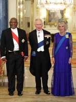 （左から）南アフリカ共和国のシリル・ラマポーザ大統領、チャールズ国王、カミラ王妃