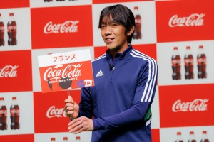 中村俊輔、「コカ・コーラ」FIFA ワールドカップ 開催国ボトル発売記念イベントに登場