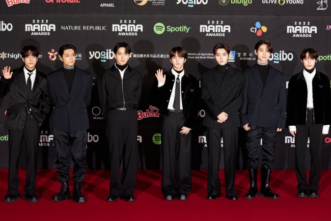 ENHYPEN、「PRADA」のスーツ姿がクール！　指ハートでファンサするシーンも＜2022 MAMA AWARDS＞