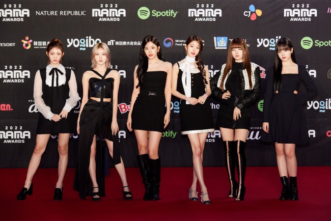 IVE、モノトーン衣装でレッドカーペットに！　日本人メンバーのレイもあいさつ＜2022 MAMA AWARDS＞