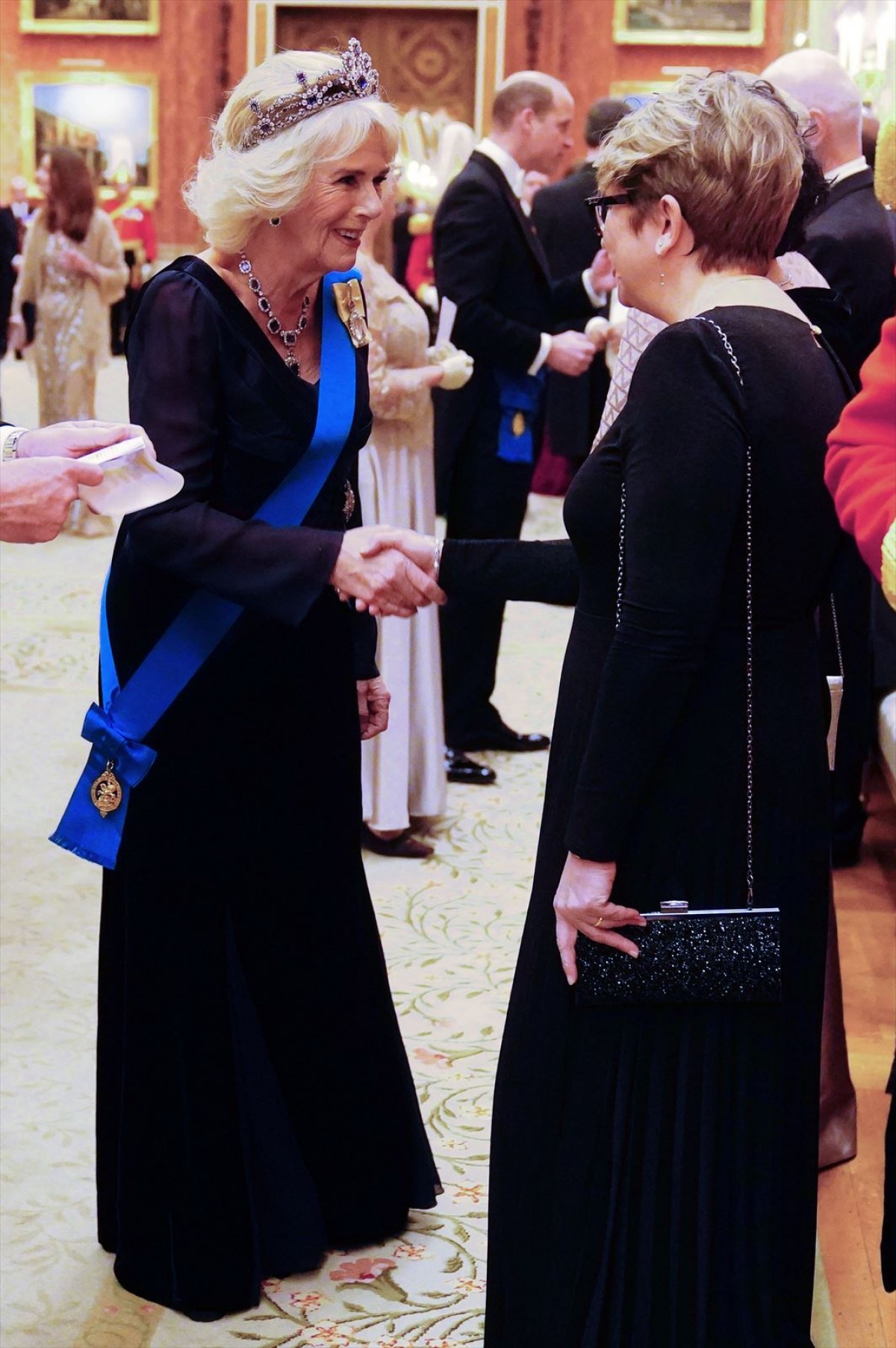 カミラ王妃、エリザベス女王愛用のティアラを着用