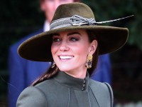 キャサリン妃、エレガントなダークグリーンのコートドレス姿でクリスマス礼拝へ