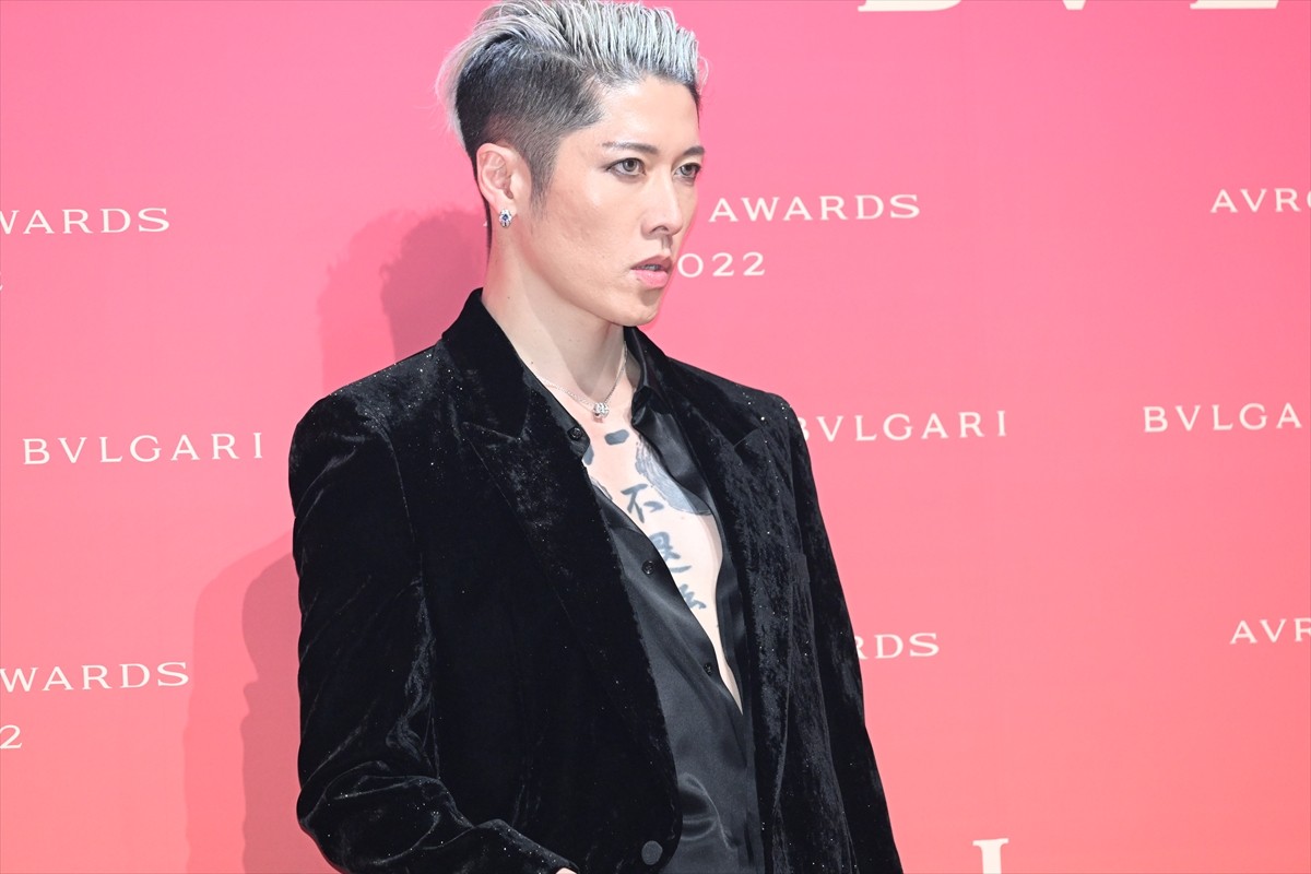 山下智久、ブラックスーツでスタイリッシュに登場　2022年は「幸せな一年を過ごせた」