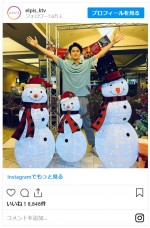 眞栄田郷敦、雪だるまのポーズを真似っこ　※ドラマ『エルピスー希望、あるいは災いー』公式インスタグラム	