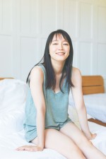 【写真】吉岡里帆Wアニバーサリー写真集より透明感あふれるアザーカット