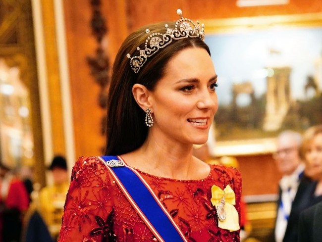 ロイヤルウエディング後初 キャサリン皇太子妃がティアラを身に着けた髪型に注目