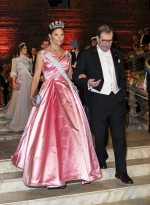 スウェーデン王室ヴィクトリア王太子、ピンクのドレス＆きらびやかなティアラでノーベル賞授賞式に