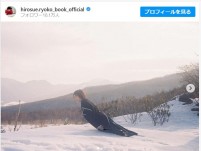 雪原に“刺さった”広末涼子 ※「広末涼子スタッフ」インスタグラム