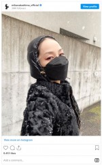 雪降る中でたたずむ中島美嘉　赤のアイライナー＆ピアスも美しい　※「中島美嘉」インスタグラム