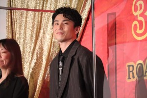 中尾明慶、映画『ウェディング・ハイ』完成披露舞台あいさつに登場