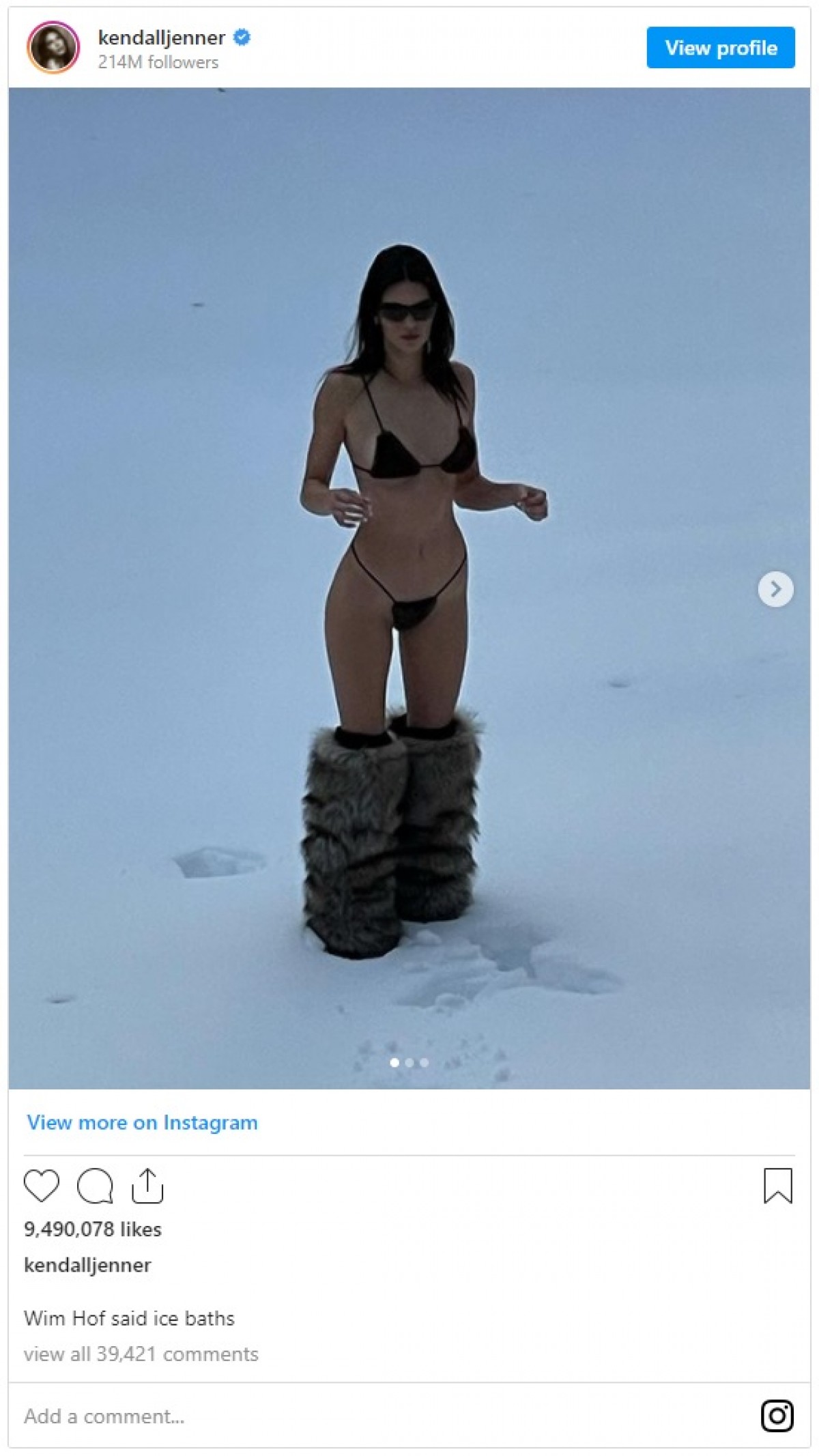 ケンダル・ジェンナー、黒ビキニ＆ファーブーツの衝撃スタイルで雪景色に降臨