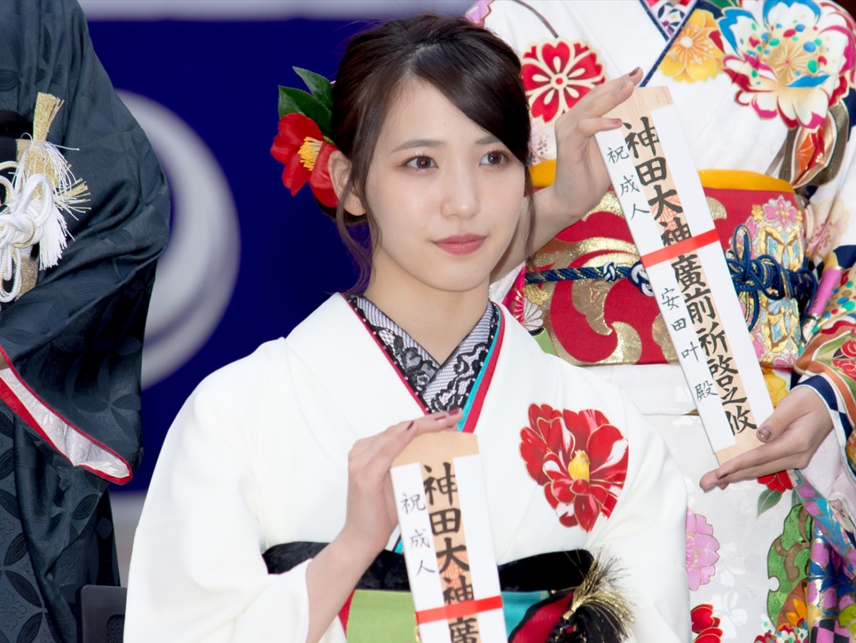 ＜AKB48成人式＞小栗有以・本田仁美ら華やかな振袖姿を披露　“黄金のトライ世代”で「AKB48を引っ張っていきたい」
