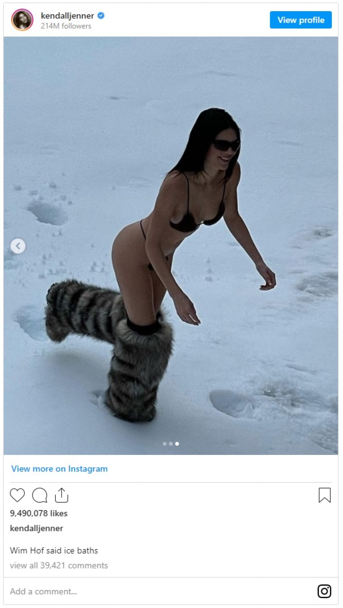 ケンダル・ジェンナー、黒ビキニ＆ファーブーツの衝撃スタイルで雪景色に降臨