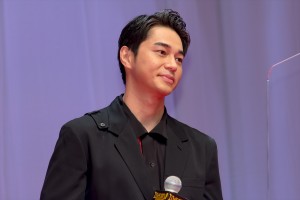 東出昌大、映画『コンフィデンスマンJP　英雄編』ワールドプレミアに登場