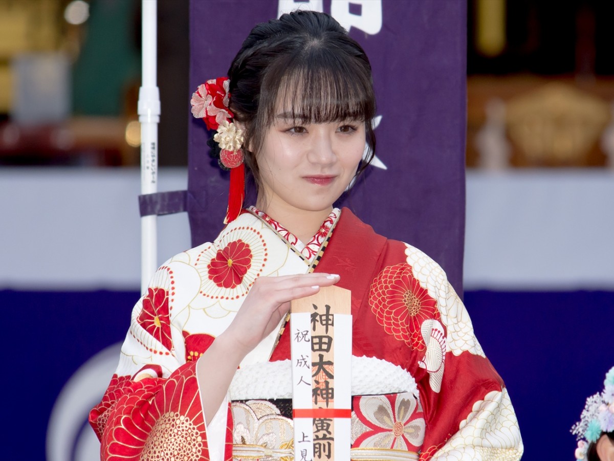 ＜AKB48成人式＞小栗有以・本田仁美ら華やかな振袖姿を披露　“黄金のトライ世代”で「AKB48を引っ張っていきたい」