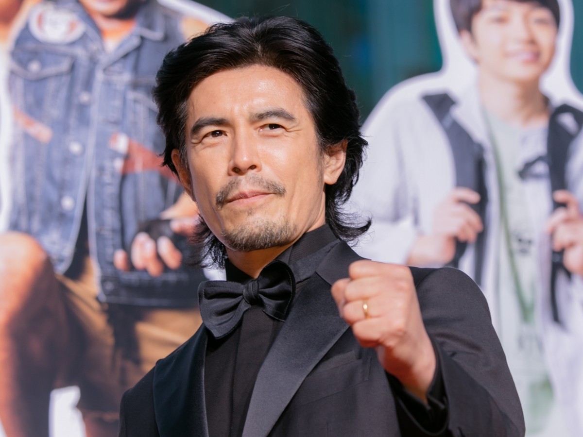 伊藤英明、素肌にデニムベストの主演作に自虐PR　「これじゃないよ感」