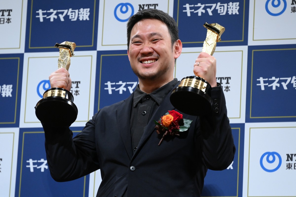「2021年 第95回キネマ旬報ベスト・テン発表&表彰式」に登壇した濱口竜介監督