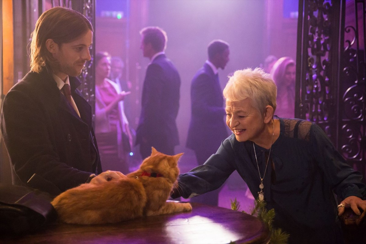 ボブのサンタコスがかわいい！ 『ボブという名の猫2』新カット解禁
