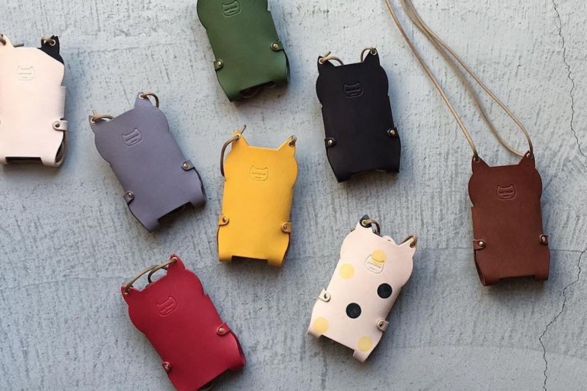 「だっこ猫スマホポシェット」