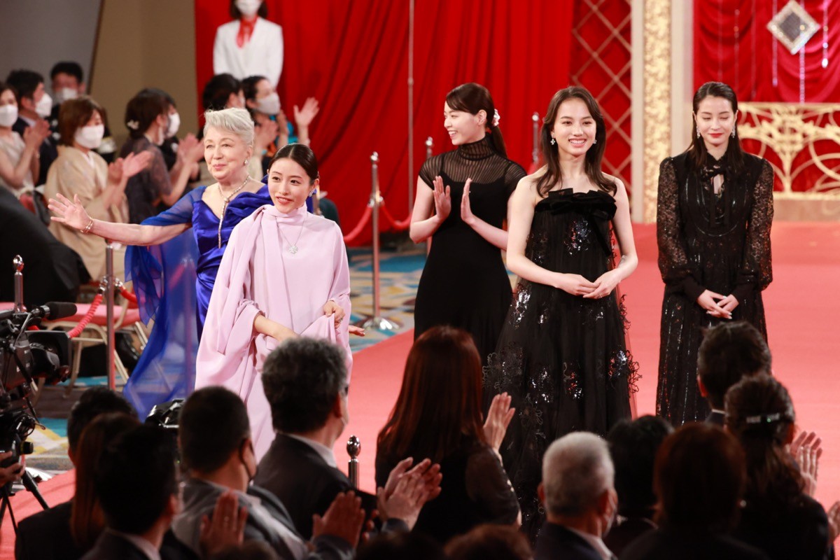 ＜第45回日本アカデミー賞＞豪華俳優・女優陣、レッドカーペットに華やかな装い