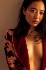 【写真】“CM契約10社誇る女優”浦まゆ、“艶っぽさ”追究　下町で艶色グラビアに挑戦