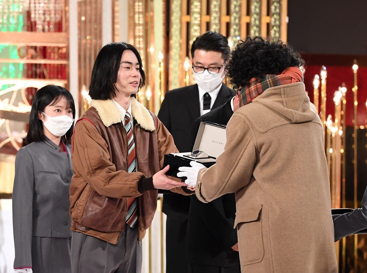 話題賞を受賞した菅田将暉(左)とプレゼンターとして“久能整”の姿で登場した小栗旬(右)