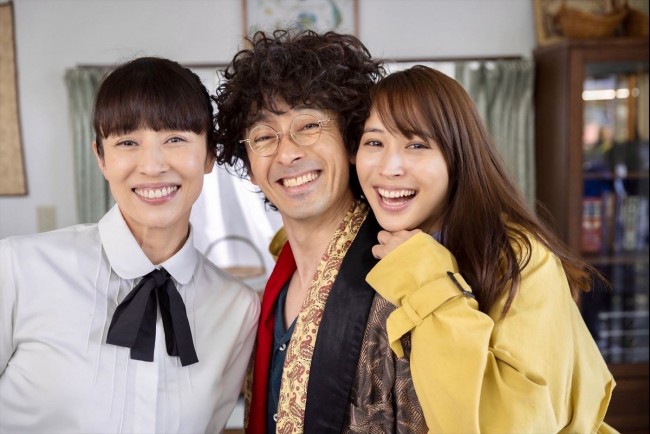 ドラマ『探偵が早すぎる~春のトリック返し祭り~』より、クランクインした(左より)水野美紀、滝藤賢一、広瀬アリス