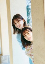 （左から）渡邉理佐、原田葵　櫻坂46・渡邉理佐卒業メモリアルブック『抱きしめたくなる瞬間』特典ポスタービジュアル（Bパターン）