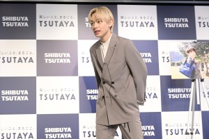 宮世琉弥、「宮世琉弥カレンダー2022.4‐2023.3」発売記念イベントに登場