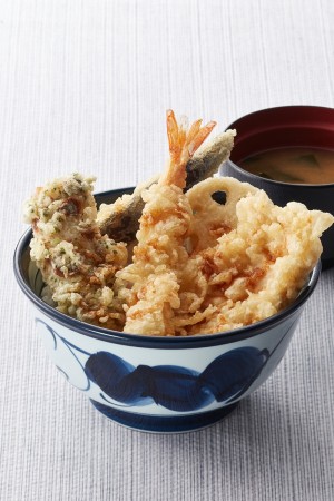 天丼てんや「トリオスター天丼」登場！　海老、とり天、ちくわ磯辺揚げがメインの天丼