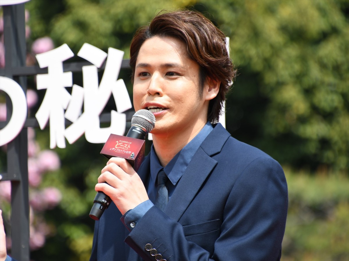 エディ・レッドメイン、3年4ヵ月ぶり5度目の来日　宮野真守と熱い抱擁を交わす！