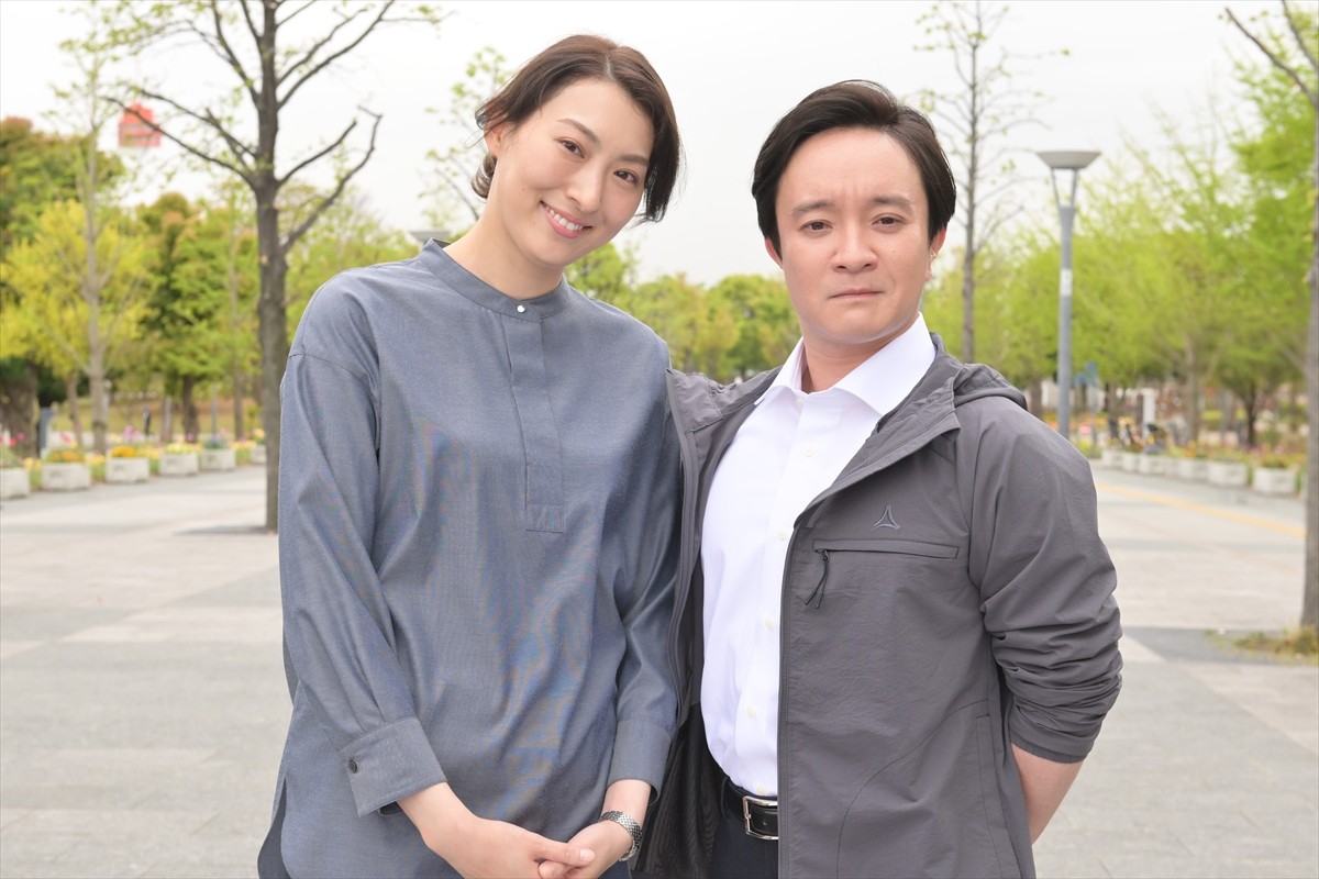 ドラマ『マイファミリー』で東堂夫婦を演じる（左から）珠城りょう、濱田岳