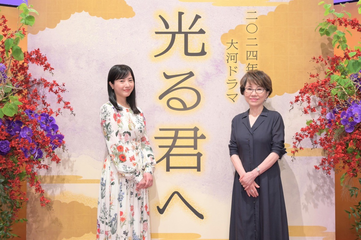 2024年大河ドラマ『光る君へ』で主演の吉高由里子(左)と脚本の大石静(右)