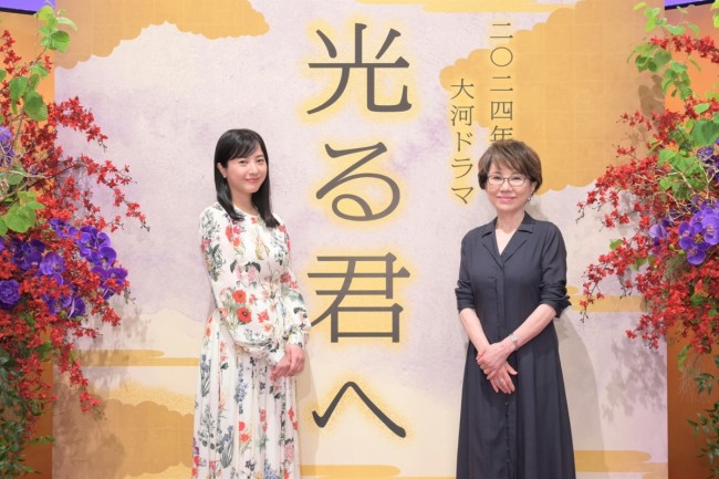 2024年大河ドラマ『光る君へ』で主演の吉高由里子(左)と脚本の大石静(右)