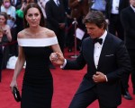 【写真】トム・クルーズ、『トップガン』プレミアでキャサリン妃をエスコート　紳士な振舞に称賛