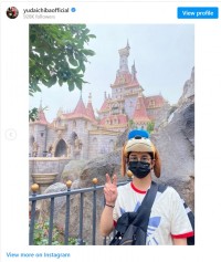ディズニーランドを楽しむ千葉雄大 ※「千葉雄大」インスタグラム