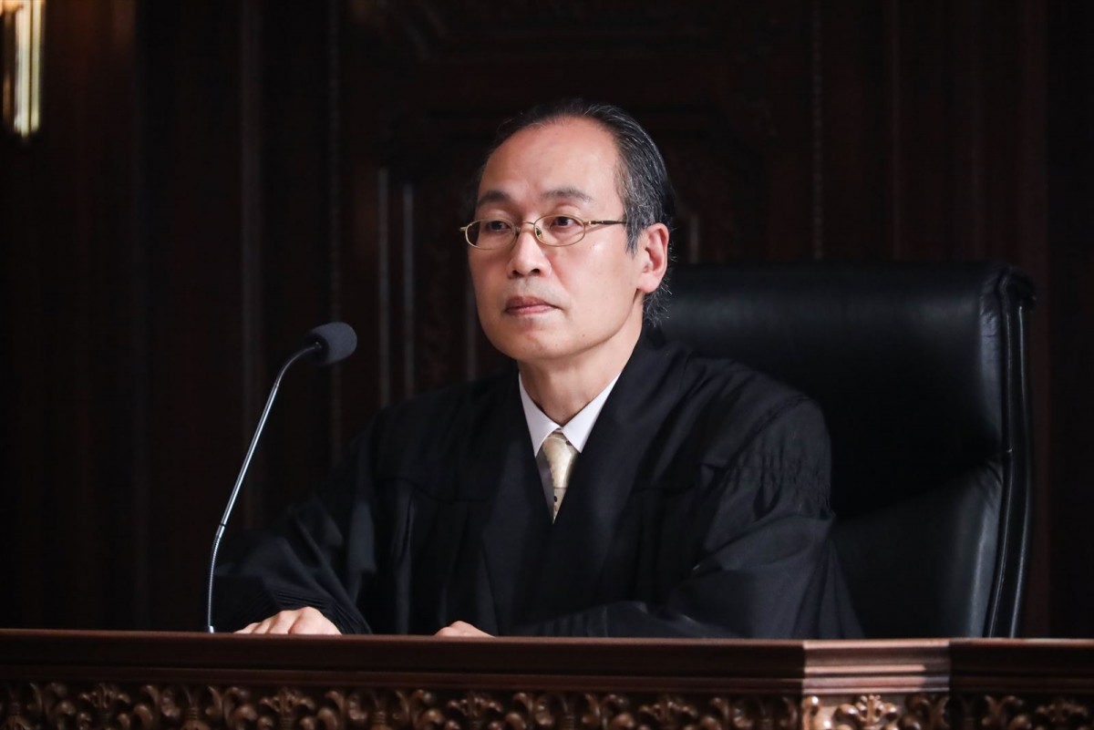 綾瀬はるか×大泉洋『元彼の遺言状』、緊迫の法廷に“検察官”八嶋智人＆“裁判官”正名僕蔵が登場
