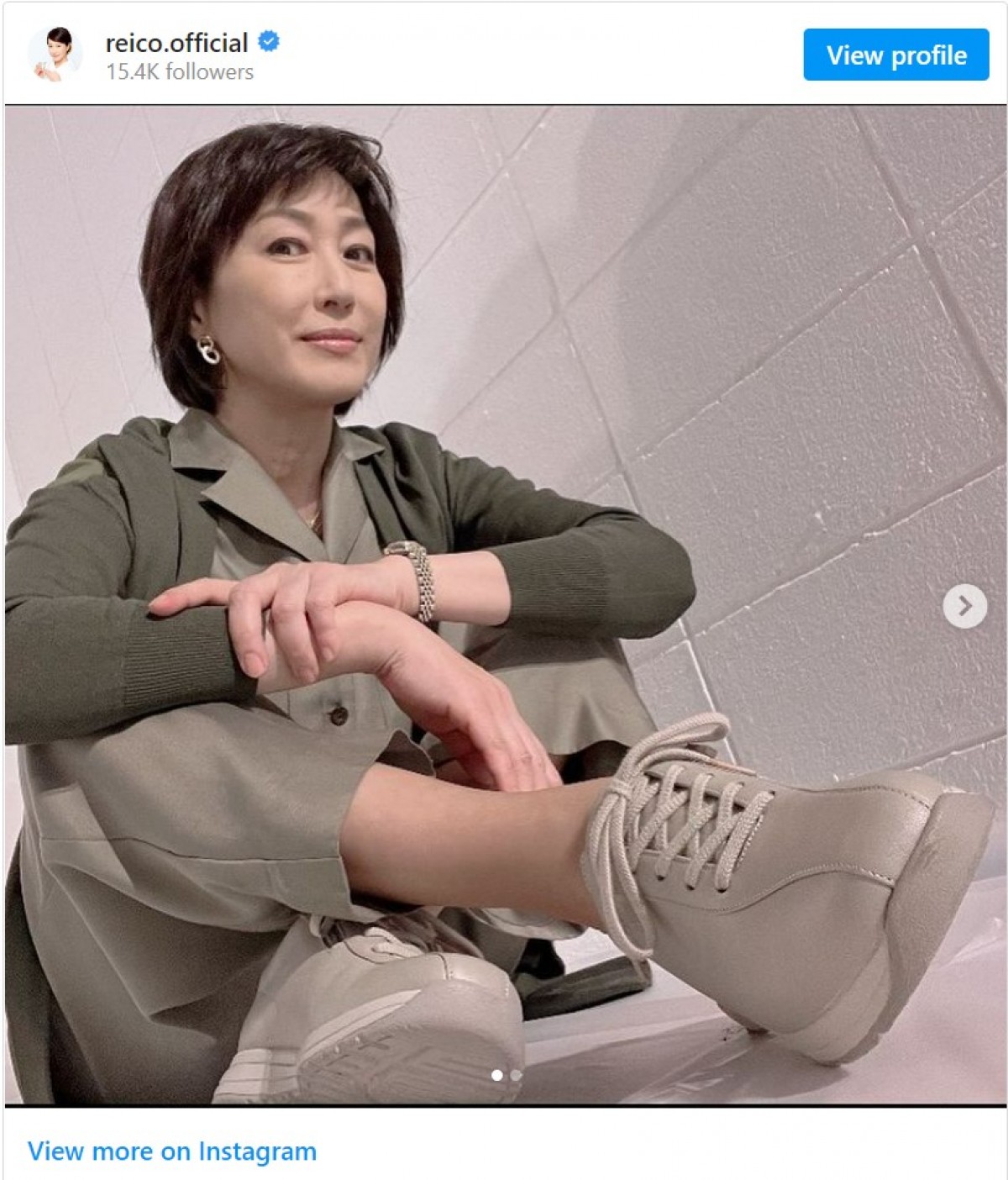 ヨネックスのスニーカーを履いた高島礼子 ※「高島礼子」インスタグラム