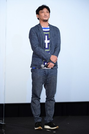 渡辺謙作監督、映画『はい、泳げません』公開記念舞台挨拶に登場