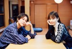 【写真】佐野岳＆島崎遥香“夫婦”　パジャマ姿で寄り添う2ショット