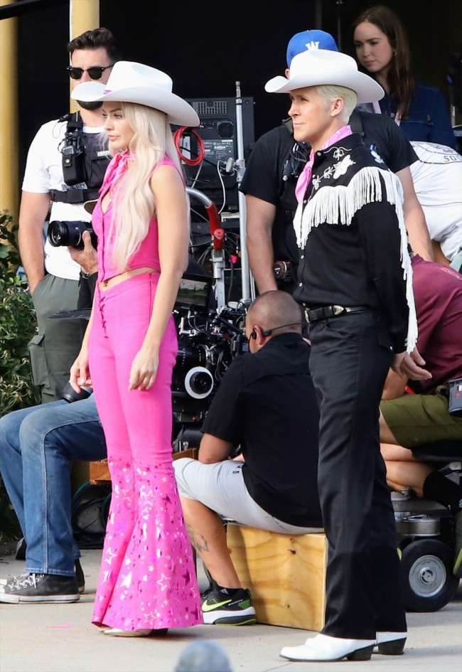 ライアン・ゴズリングとマーゴット・ロビー直筆サイン入り2Lサイズ写真…バービー ライアン・ゴズリングとマーゴット・ロビー直筆サイン入り2L