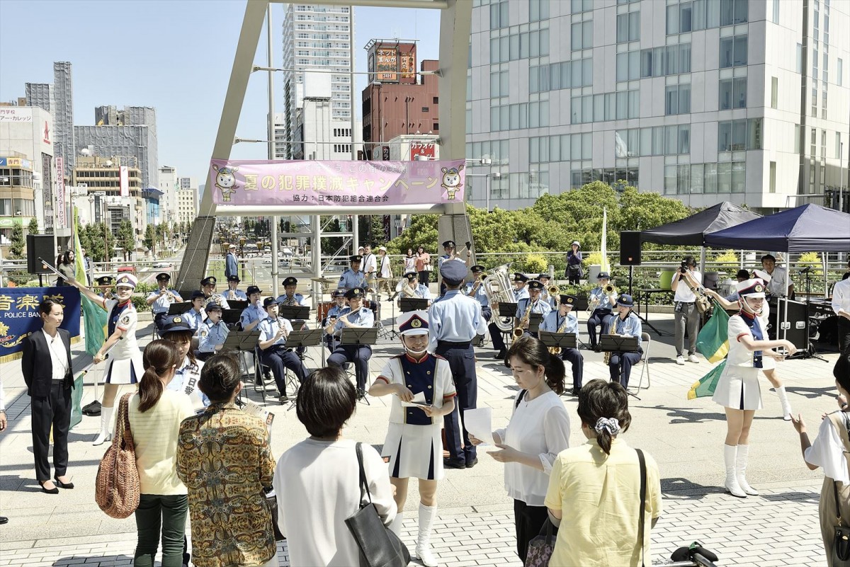 阿部寛が血を流し、もみ合いになり、ドラムを叩く!?　『異動辞令は音楽隊！』場面写真公開